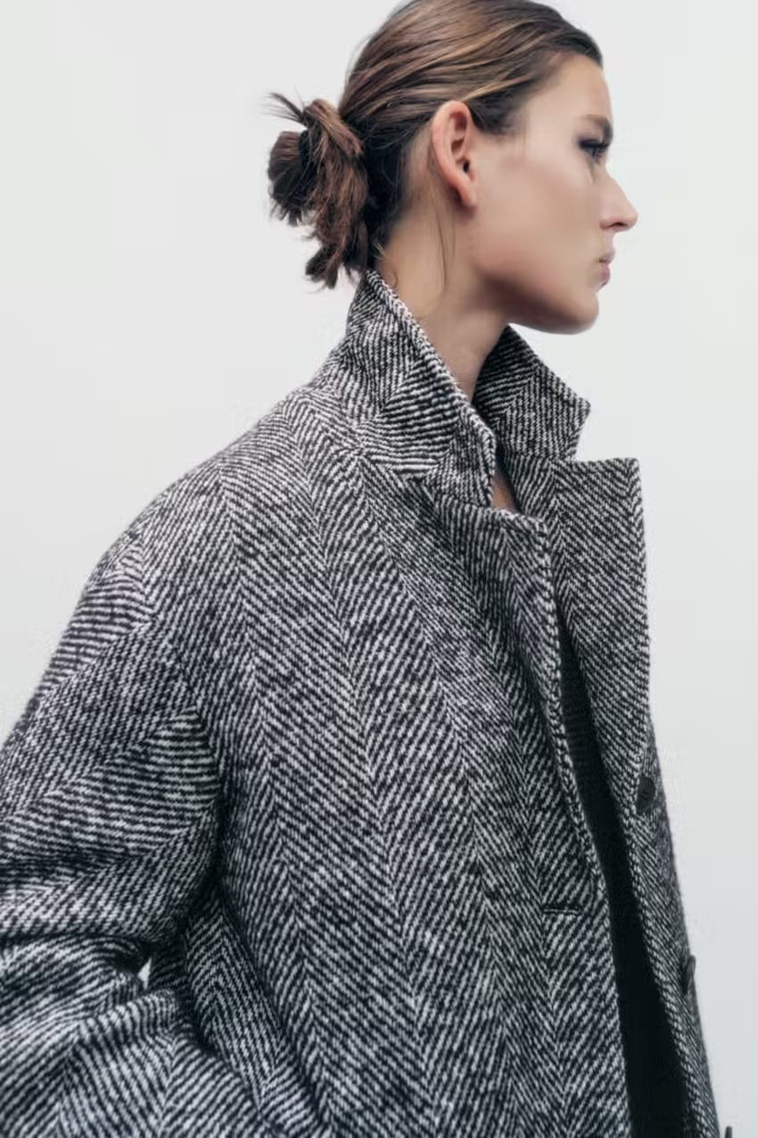 Modischer Damenmantel mit trendigem Fischgrätenmuster für einen eleganten Look
