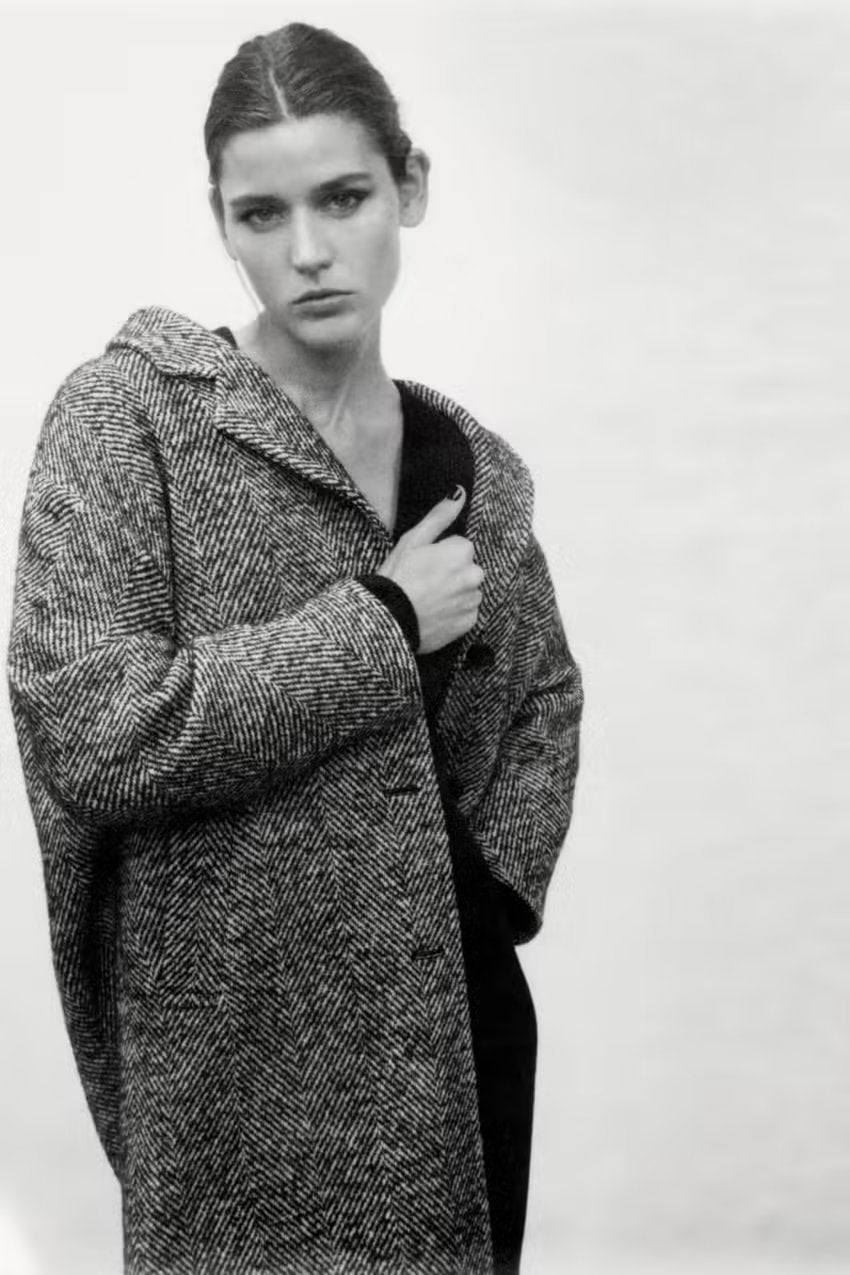 Modischer Damenmantel mit trendigem Fischgrätenmuster für einen eleganten Look