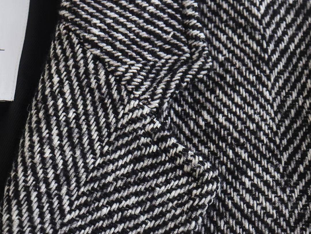 Modischer Damenmantel mit trendigem Fischgrätenmuster für einen eleganten Look