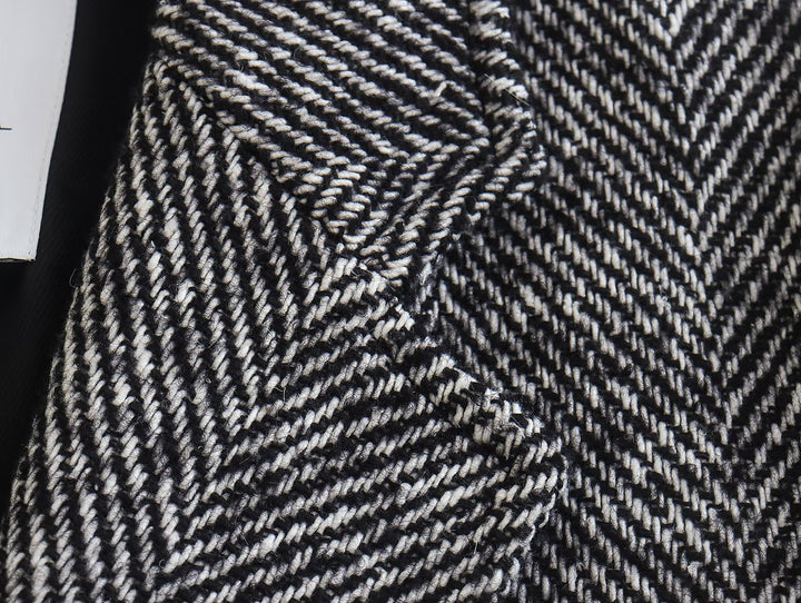 Modischer Damenmantel mit trendigem Fischgrätenmuster für einen eleganten Look