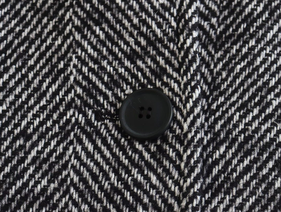 Modischer Damenmantel mit trendigem Fischgrätenmuster für einen eleganten Look