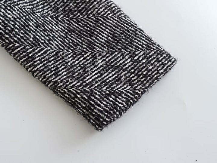 Modischer Damenmantel mit trendigem Fischgrätenmuster für einen eleganten Look