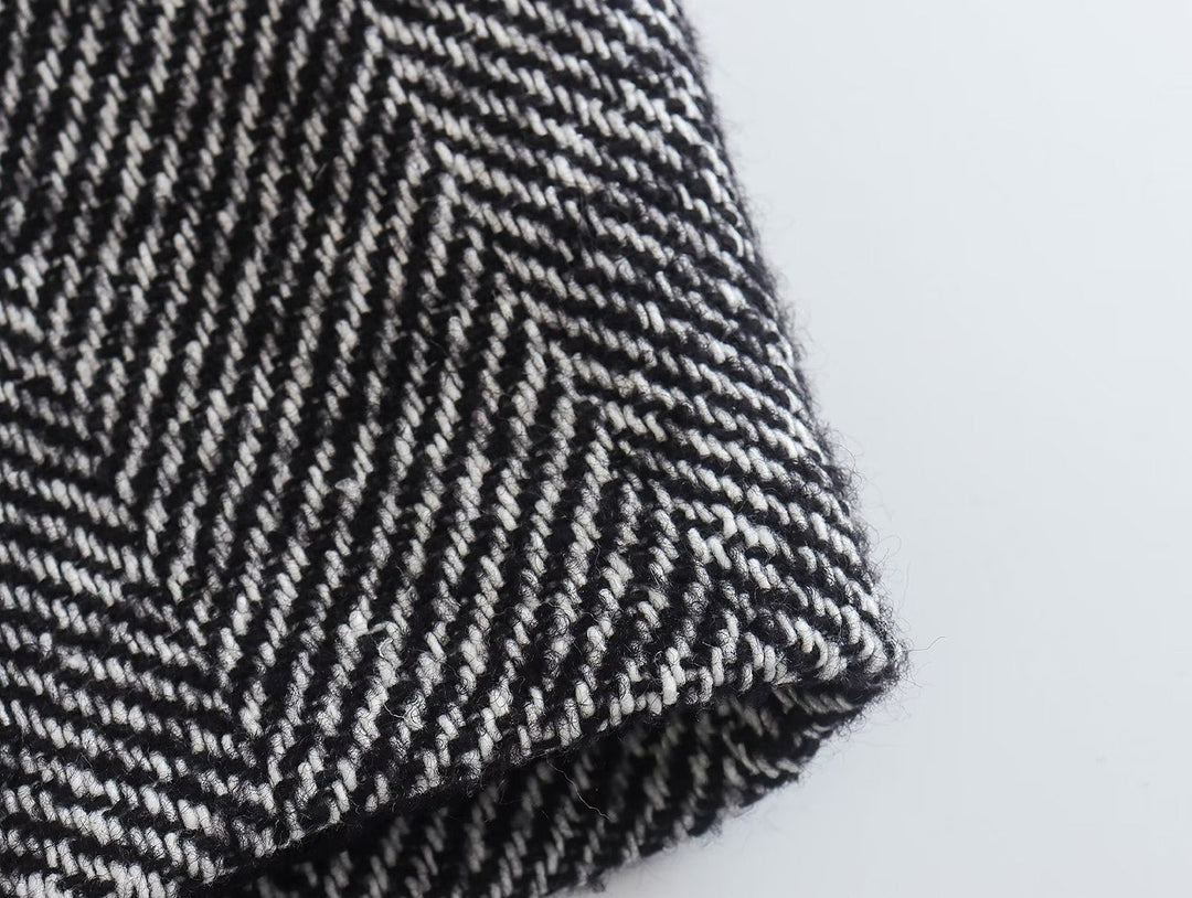 Modischer Damenmantel mit trendigem Fischgrätenmuster für einen eleganten Look