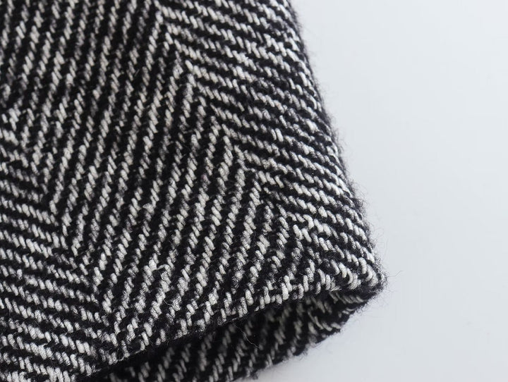 Modischer Damenmantel mit trendigem Fischgrätenmuster für einen eleganten Look