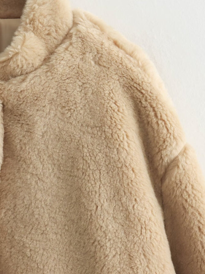 Miękka i komfortowa damska kurtka z pluszowym misiem – idealna do przytulania i ciepła