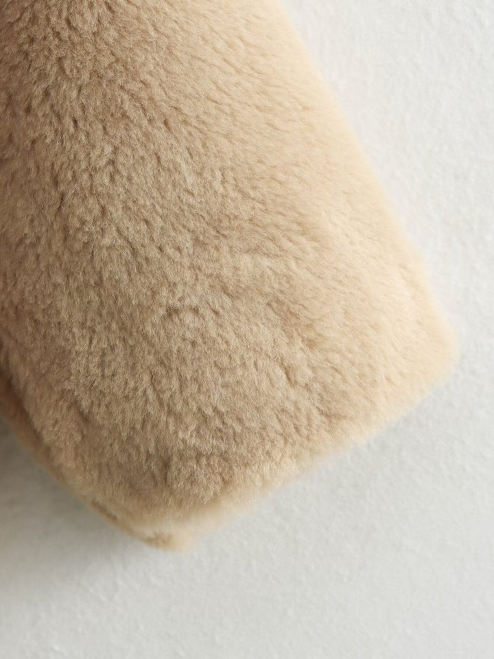 Miękka i komfortowa damska kurtka z pluszowym misiem – idealna do przytulania i ciepła