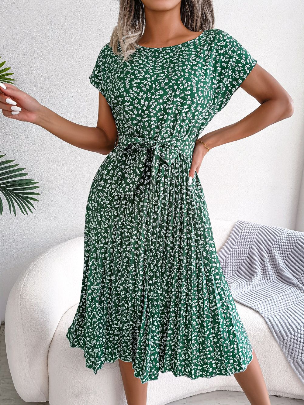 Lila™ kurzärmeliges Kleid mit eleganten Blumenfalten
