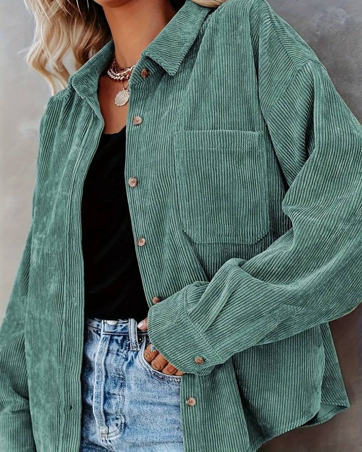 Stylowa kobieca koszula z kołnierzykiem w vintage'owym stylu i eleganckim zapięciem na guziki