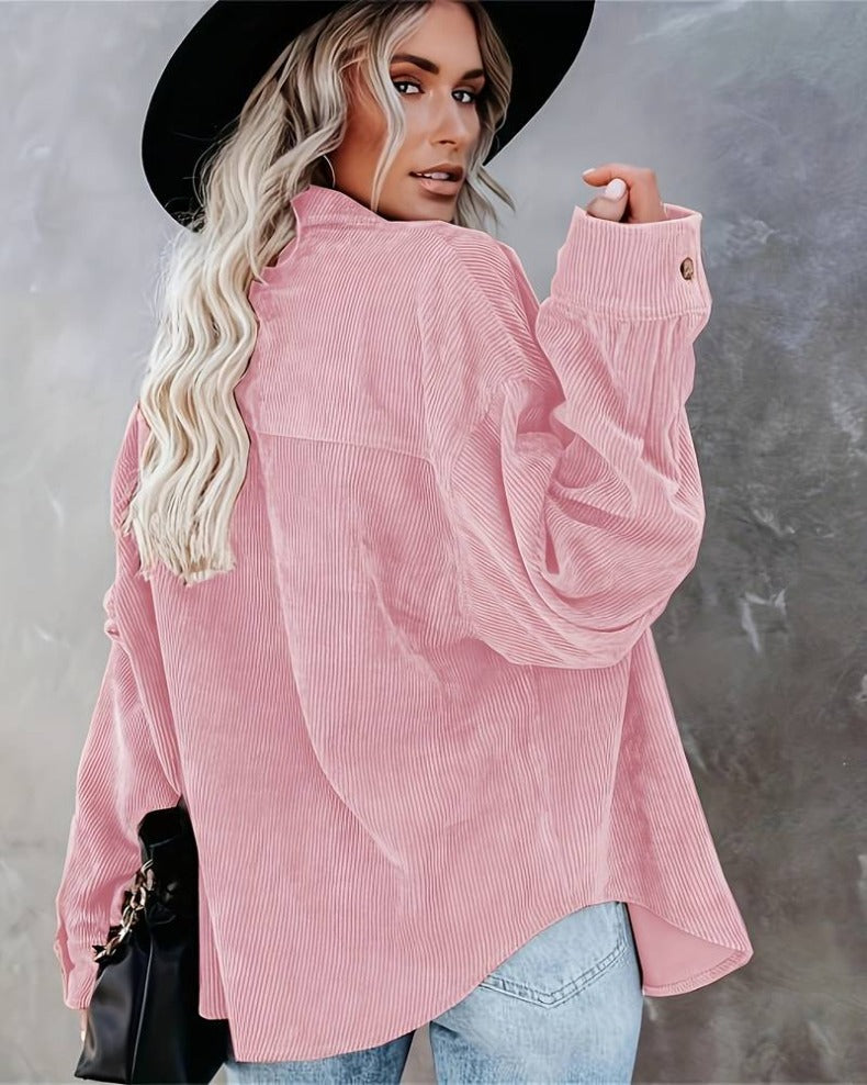 Stylowa kobieca koszula z kołnierzykiem w vintage'owym stylu i eleganckim zapięciem na guziki