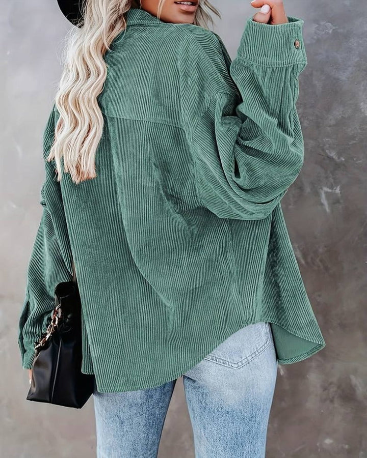 Stylowa kobieca koszula z kołnierzykiem w vintage'owym stylu i eleganckim zapięciem na guziki