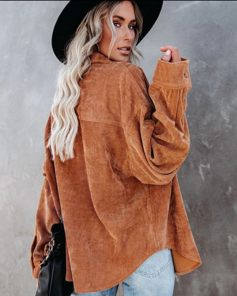 Stylowa kobieca koszula z kołnierzykiem w vintage'owym stylu i eleganckim zapięciem na guziki