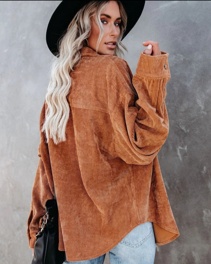 Stylowa kobieca koszula z kołnierzykiem w vintage'owym stylu i eleganckim zapięciem na guziki