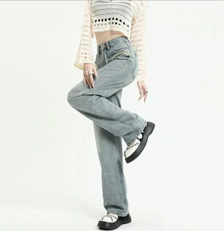 Stylowe damskie jeansy z modnymi, podartymi kieszeniami dla wyjątkowego looku