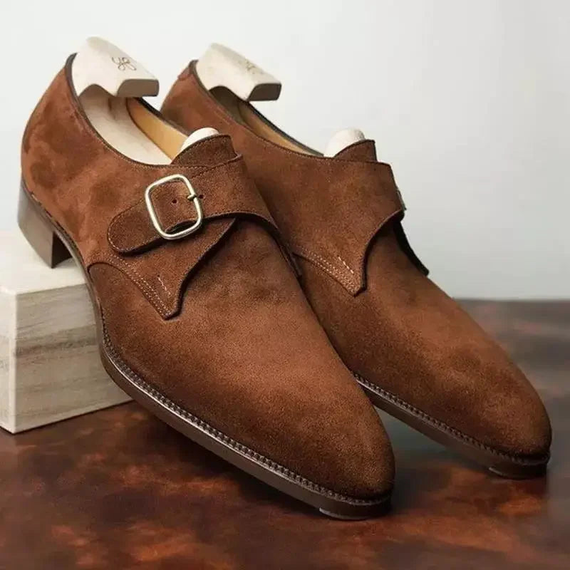 Elegante Herrenschuhe für jeden Anlass aus stilvollem dunkelbraunem Wildleder