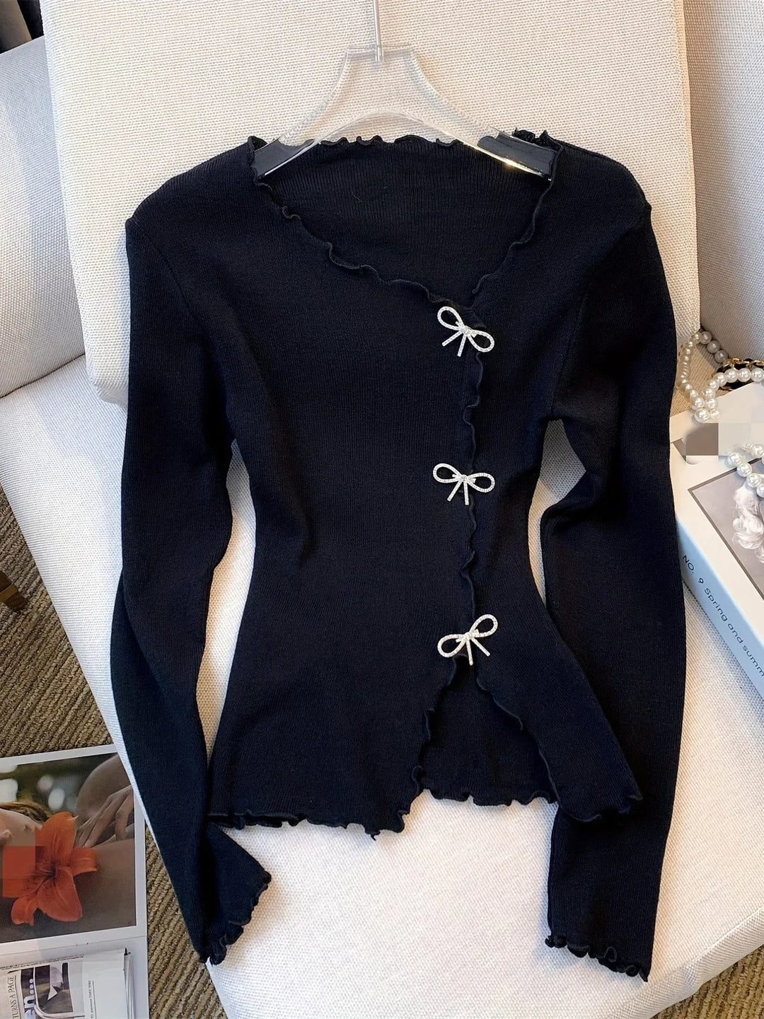Eleganter Damenpullover mit bezaubernden Schleifen - eine stilvolle und modische Option für jede Gelegenheit