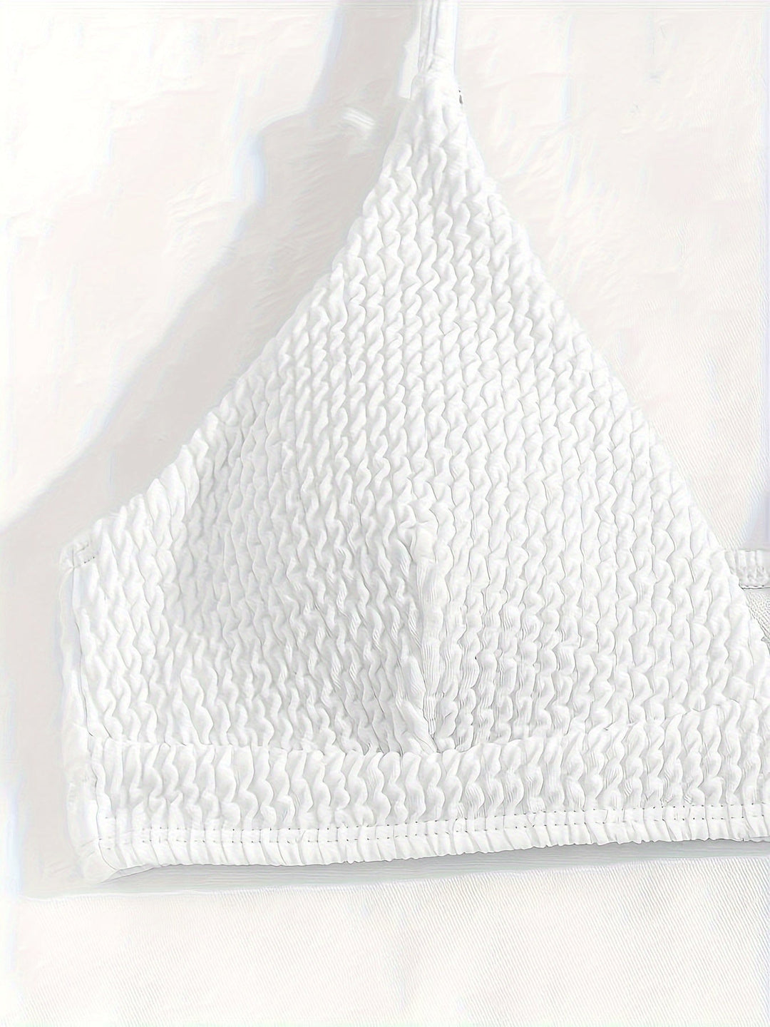 Mariessa | Stilvolles minimalistisches Bikiniset mit Textur und Triangel-Top für einen eleganten Strandauftritt