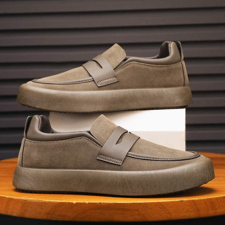 Elegante und bequeme Herren-Slipper aus Wildleder - die perfekte Wahl für jede Gelegenheit