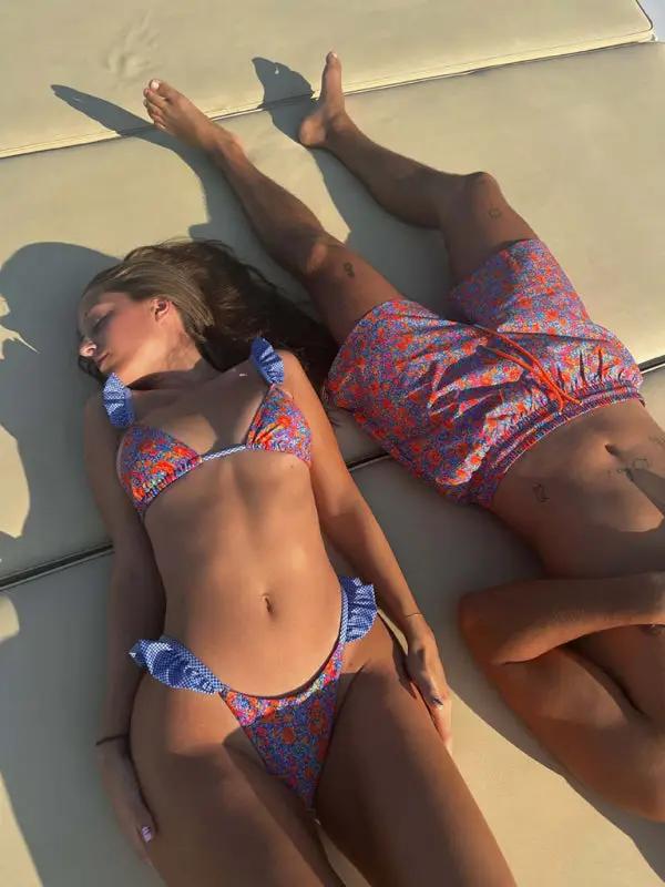 Pasha | Trendy Driehoek Bikini met Bloemenpatroon en Charmante Ruches voor een onweerstaanbare Strandstijl