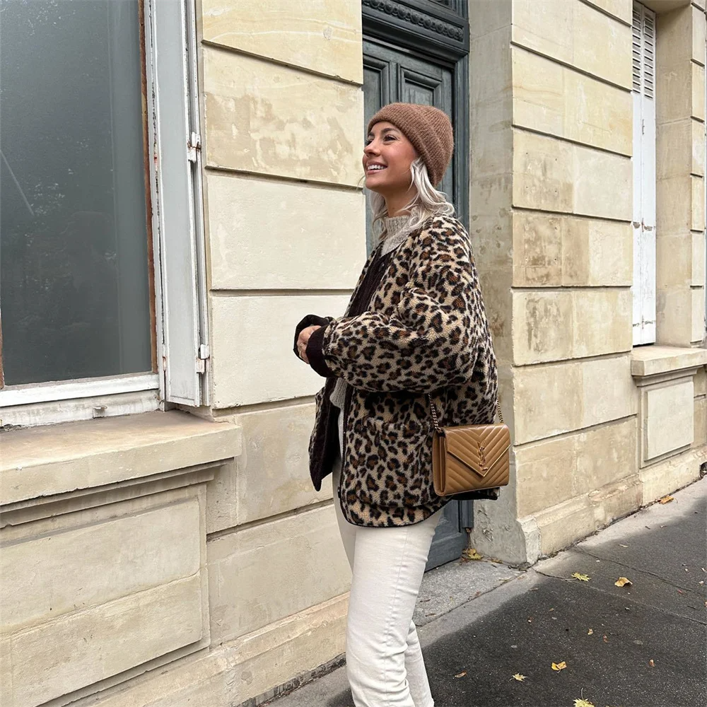 Elegancka damska kurtka w panterkę — modny i stylowy wybór na każdą okazję