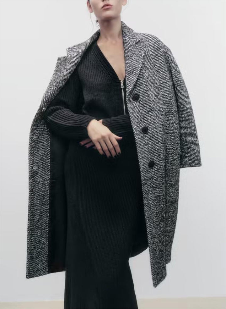 Modischer Damenmantel mit trendigem Fischgrätenmuster für einen eleganten Look