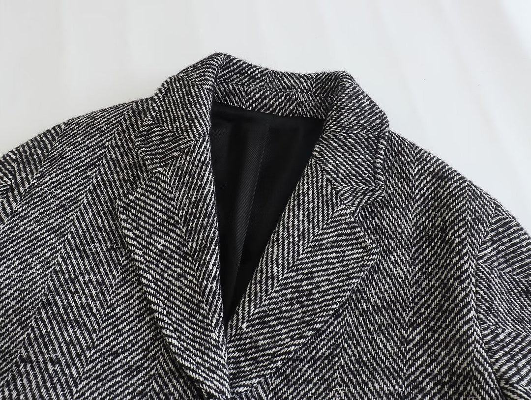 Modischer Damenmantel mit trendigem Fischgrätenmuster für einen eleganten Look