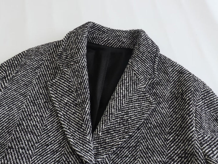 Modischer Damenmantel mit trendigem Fischgrätenmuster für einen eleganten Look