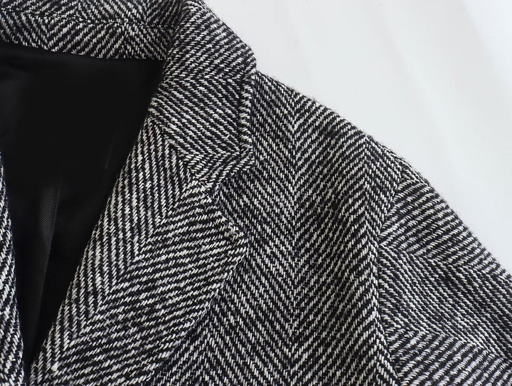 Modischer Damenmantel mit trendigem Fischgrätenmuster für einen eleganten Look