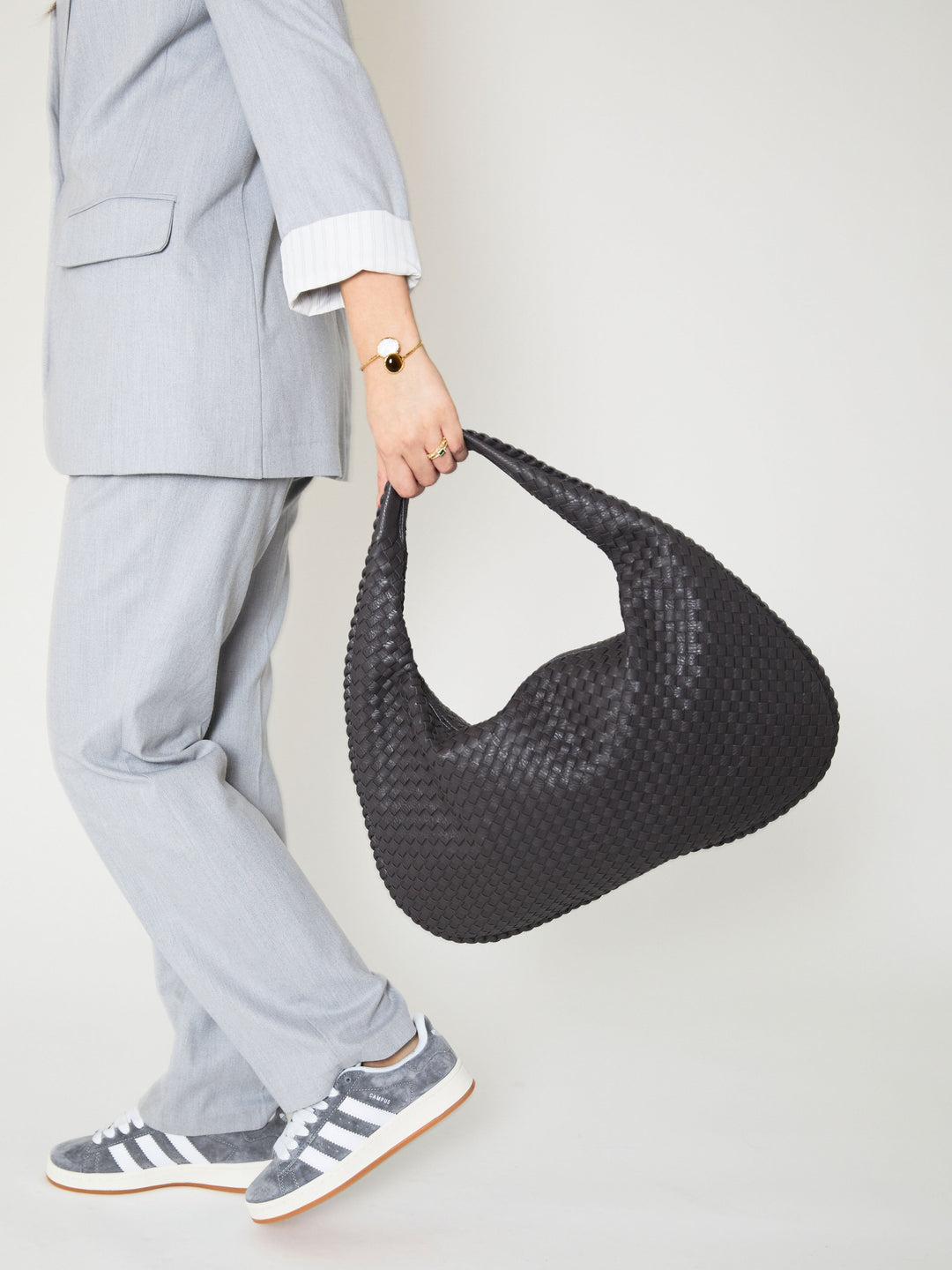 Uriella | Elegante Bolsa de Couro Cinza Escuro com Detalhes Trançados para um Toque de Sofisticação