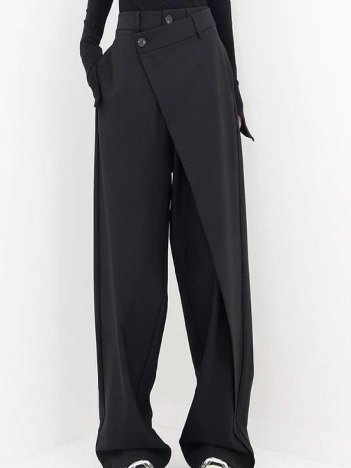 Modische asymmetrische Hose mit weitem Bein - ein stilvoller und einzigartiger Look