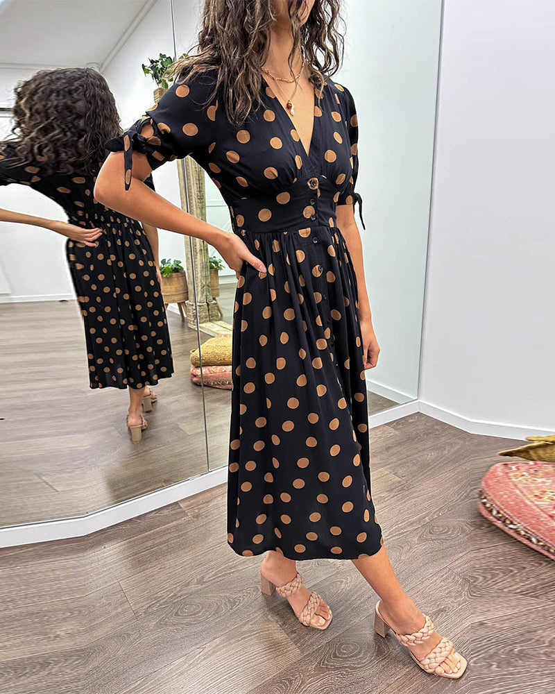 Mia™ gepunktetes Kleid mit gewagtem, tiefem Ausschnitt - außergewöhnliche Eleganz und einzigartiger Stil!