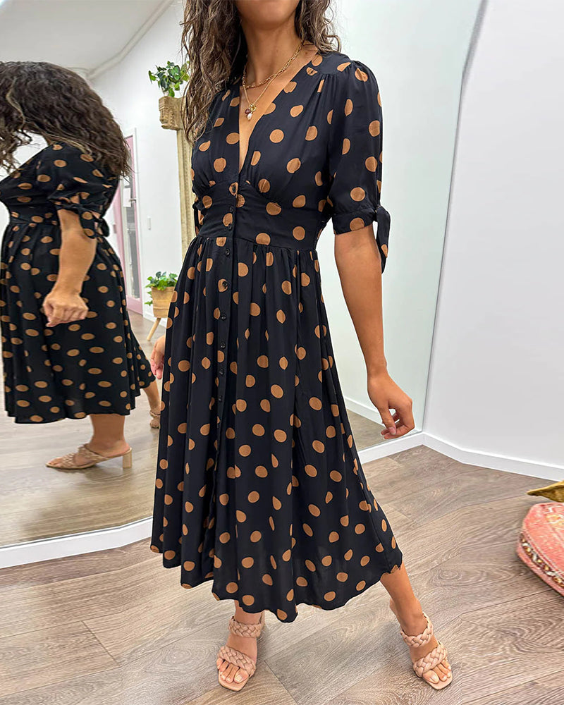 Mia™ gepunktetes Kleid mit gewagtem, tiefem Ausschnitt - außergewöhnliche Eleganz und einzigartiger Stil!