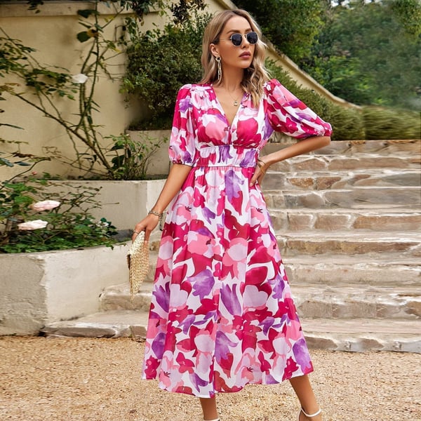 Elegantes Damenkleid mit spitzem Ausschnitt und modischem Print, perfekt für besondere Anlässe