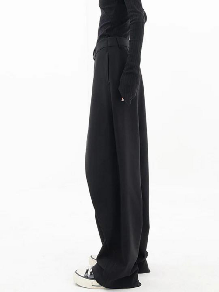 Modische asymmetrische Hose mit weitem Bein - ein stilvoller und einzigartiger Look