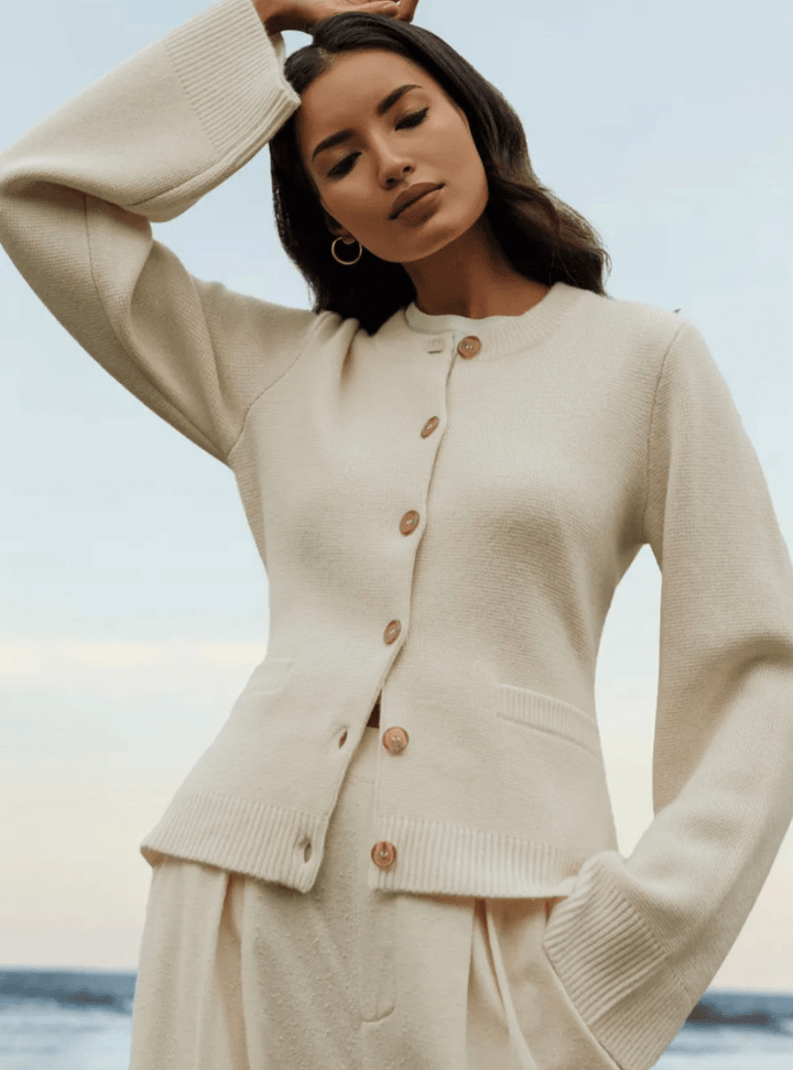 Stilvolle Damen-Strickjacke mit Knopfleiste im eleganten, klassischen Stil