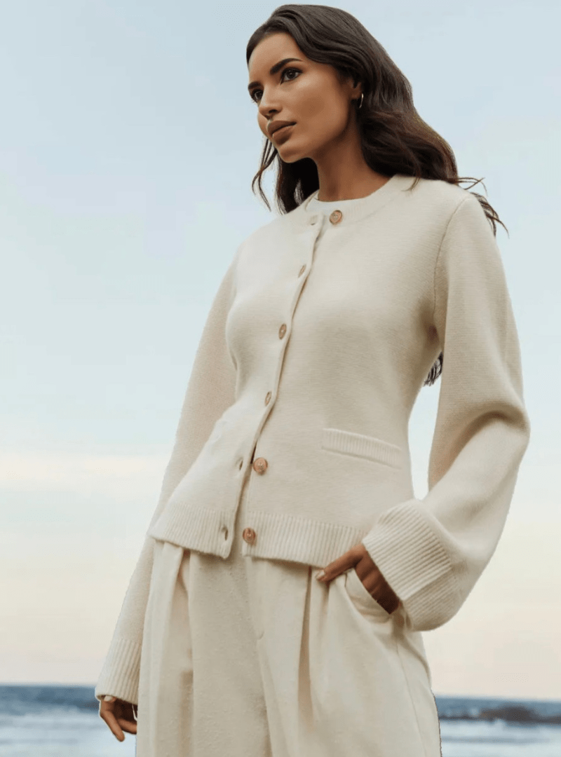 Stilvolle Damen-Strickjacke mit Knopfleiste im eleganten, klassischen Stil