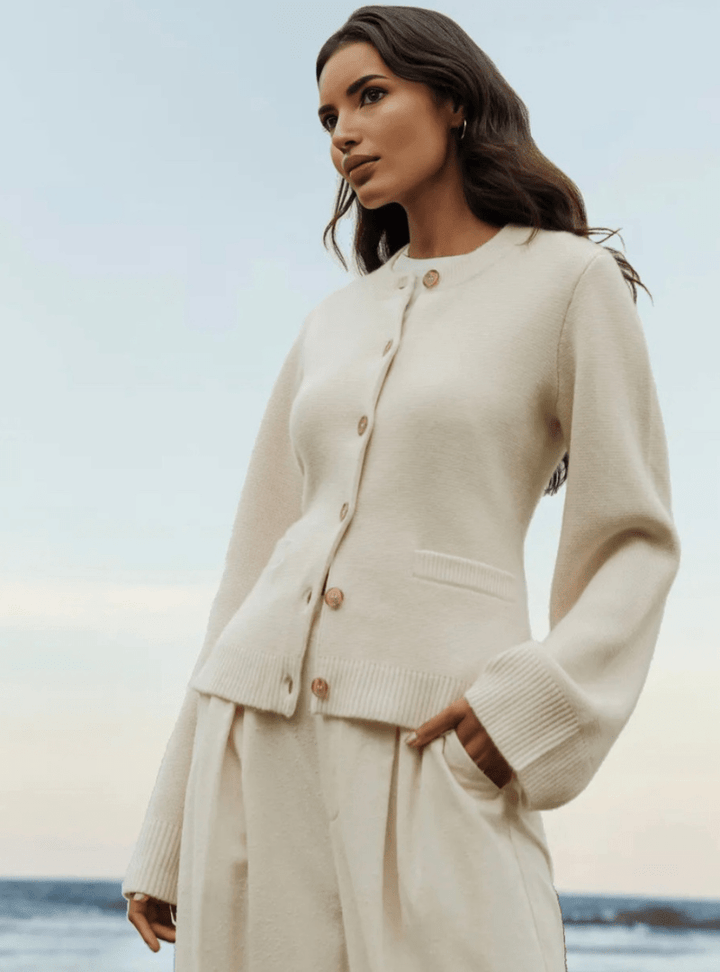 Stilvolle Damen-Strickjacke mit Knopfleiste im eleganten, klassischen Stil