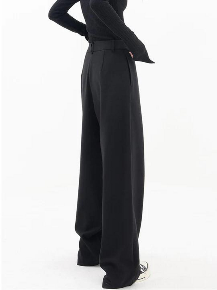 Modische asymmetrische Hose mit weitem Bein - ein stilvoller und einzigartiger Look
