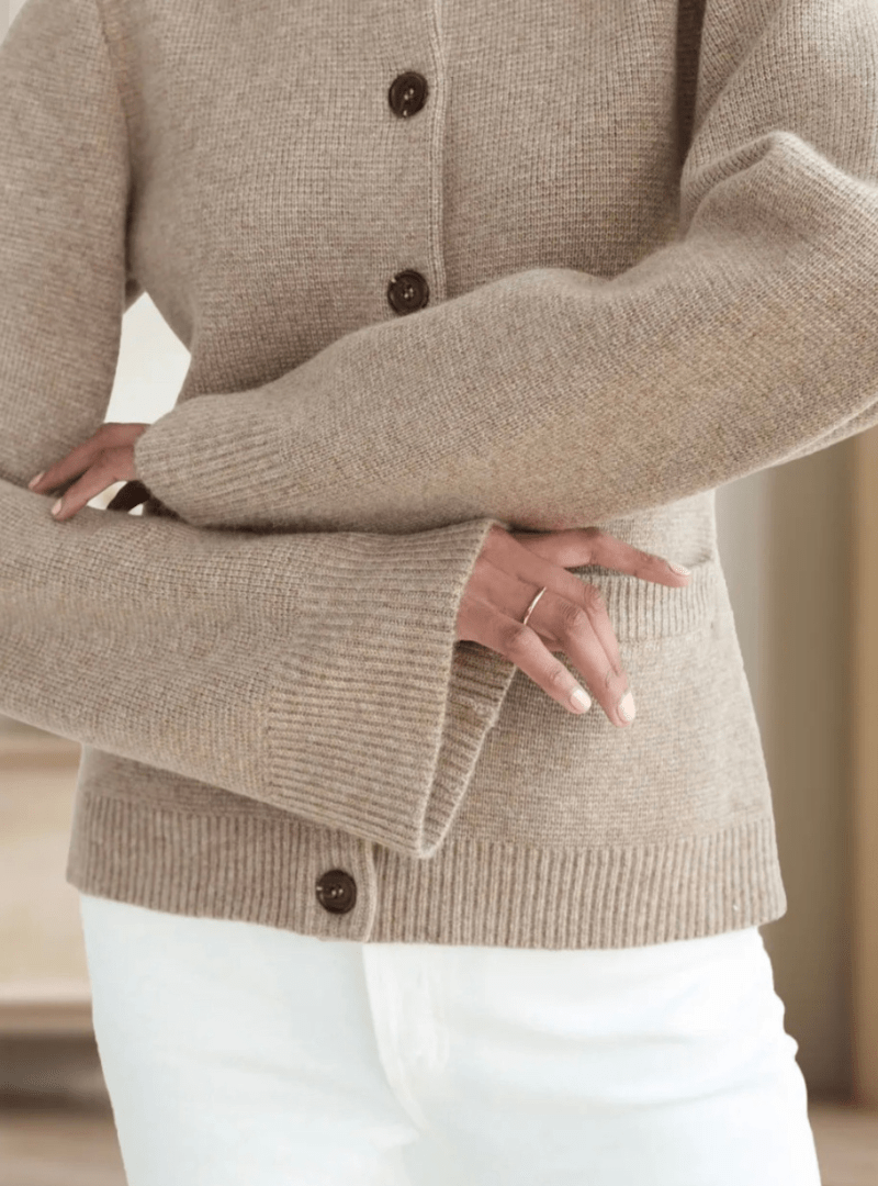 Stilvolle Damen-Strickjacke mit Knopfleiste im eleganten, klassischen Stil