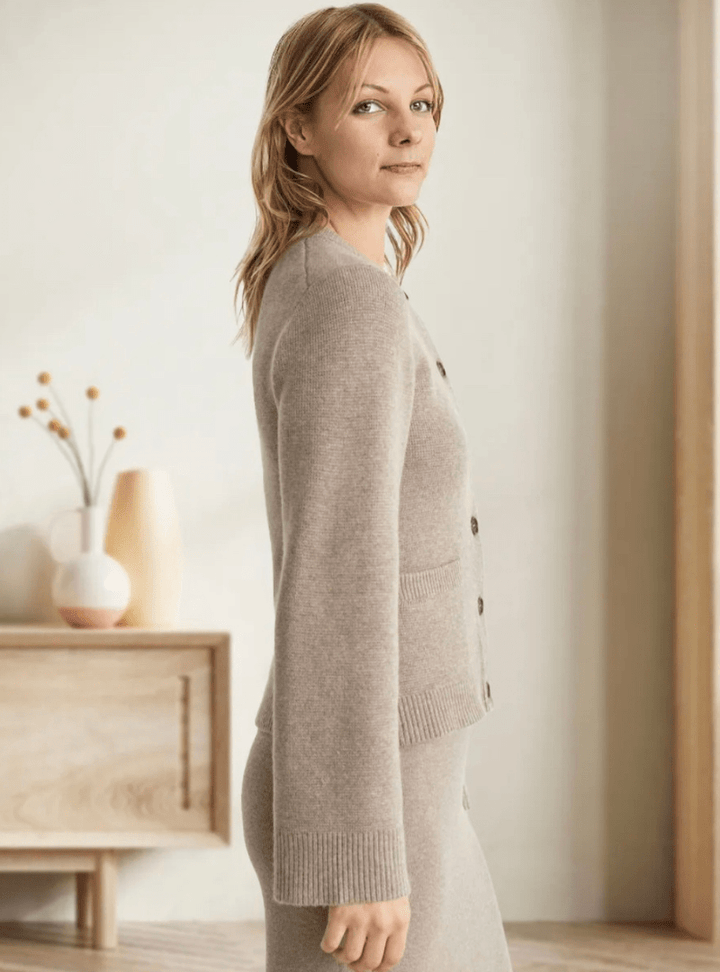 Stilvolle Damen-Strickjacke mit Knopfleiste im eleganten, klassischen Stil