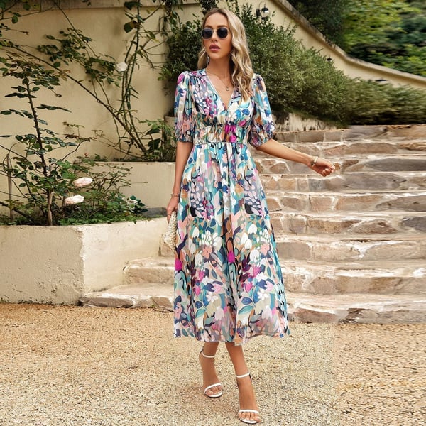 Elegantes Damenkleid mit spitzem Ausschnitt und modischem Print, perfekt für besondere Anlässe