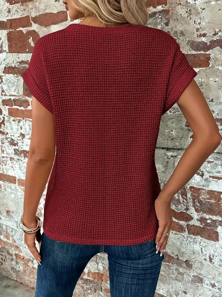 Elegantes Waffelstrick-Top für Damen mit einzigartigen, gedrehten Akzenten und stilvoll gekrempelten Ärmeln