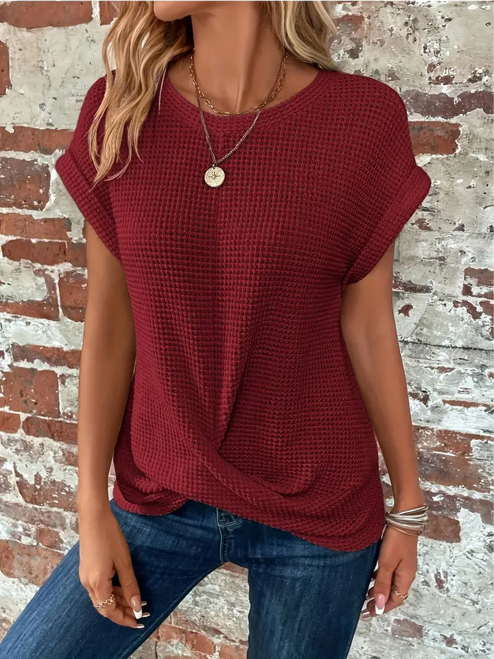 Elegantes Waffelstrick-Top für Damen mit einzigartigen, gedrehten Akzenten und stilvoll gekrempelten Ärmeln