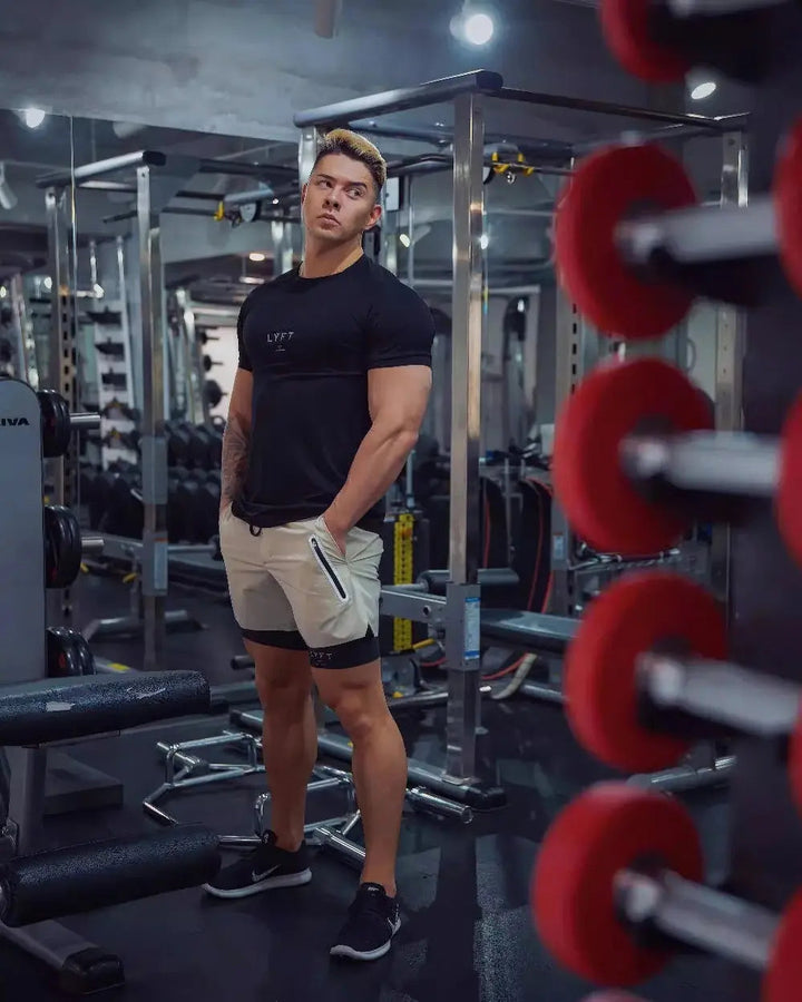 Doppellagige Fitness-Shorts für Männer - ideal für Training und sportliche Aktivitäten