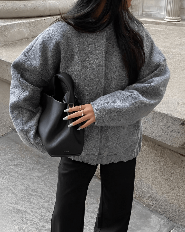 Modische Damenjacke mit funktionellen Seitentaschen