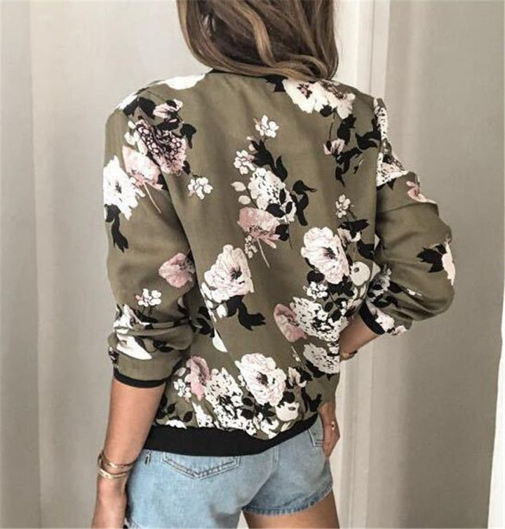 Modische Damenjacke mit auffälligem Blumenmotiv
