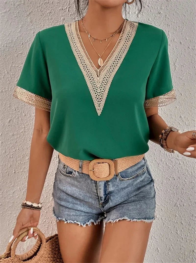 Modisches Damen-Sommer-T-Shirt mit spitzem Ausschnitt und dezenten Spitzenakzenten