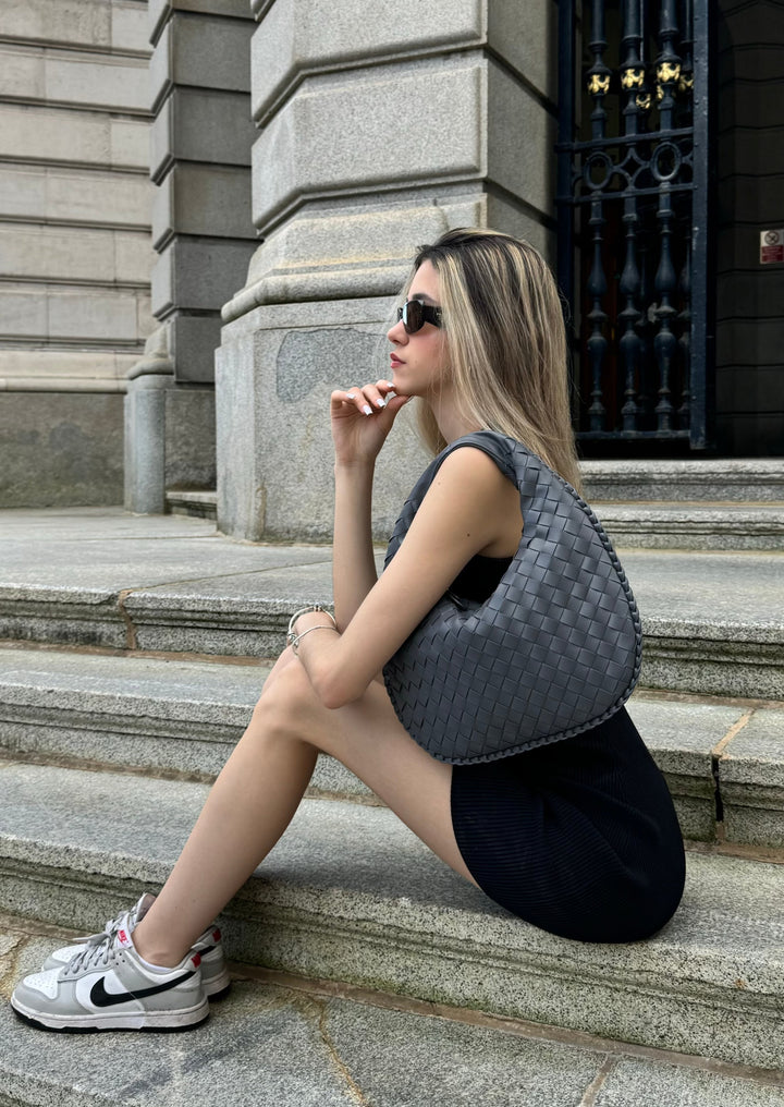 Vanya | Stilvolle und elegante Umhängetasche in einem tiefen Grauton