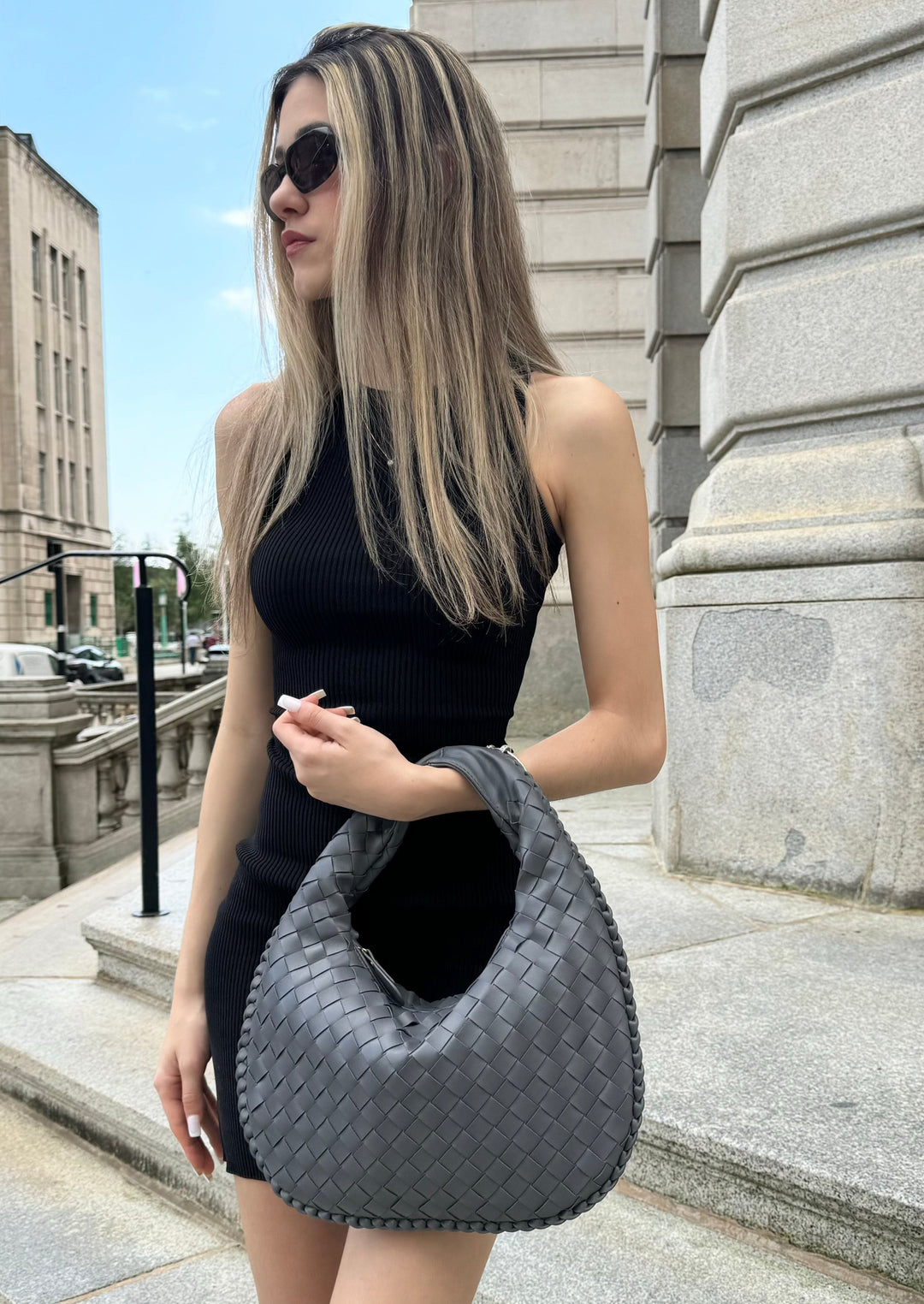 Vanya | Stilvolle und elegante Umhängetasche in einem tiefen Grauton