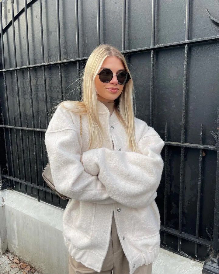 Modna damska kurtka bomberka – styl i elegancja na co dzień