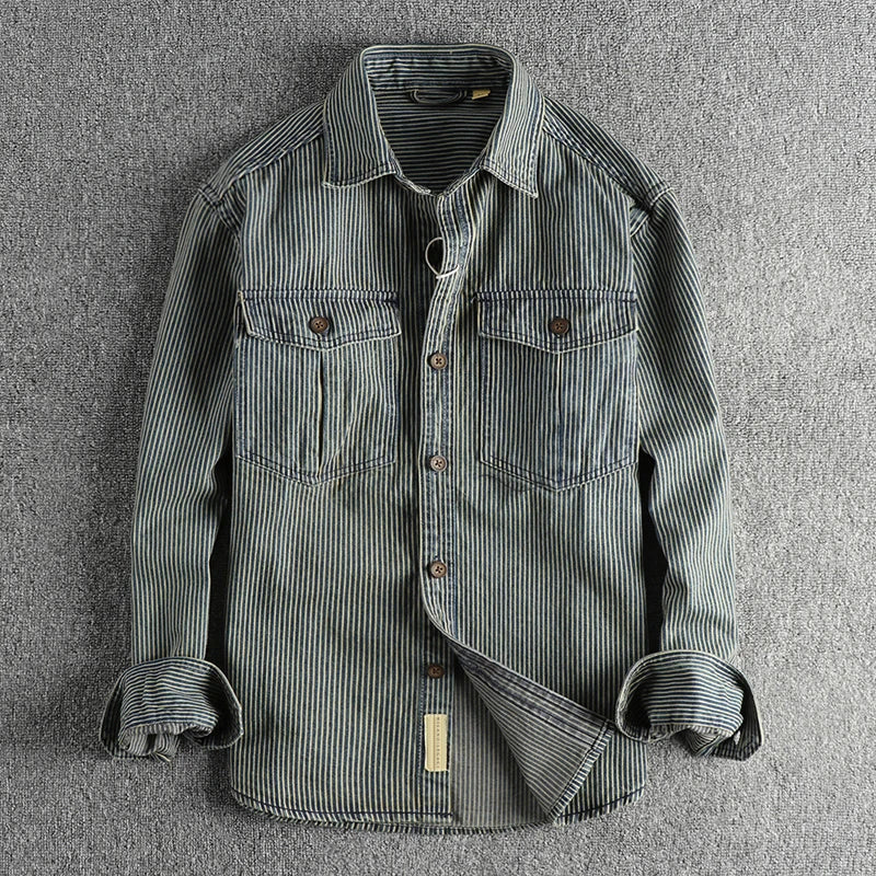 Elegantes und stilvolles Herrenhemd aus Vintage-Denim - ein klassischer und zeitloser Look